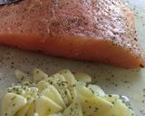 Foto del paso 2 de la receta: Filete de salmón sellado en láminas de ajo adobado con hierbas de mi huerta