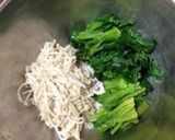 A picture of step 1 of Easy Side Dish! Boiled Spinach and Enoki Mushrooms with Shiro Dashi.