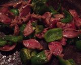 A picture of step 2 of Drinking Appetizer in 5 Minutes Chicken Gizzard and Green Pepper Stir Fry.