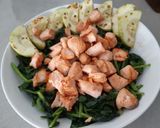 Foto del paso 2 de la receta: Risotto de calabacín, espinacas y salmón con rulo de cabra