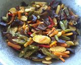 Foto langkah ke 3 dari resep Tumis Sayuran Jamur Kuping.