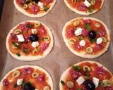 صورة لخطوة 3 من وصفة ميني بيتزا 🍕