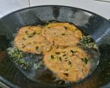A picture of step 2 of Fried dhebra puri / methi puri.
