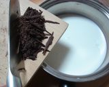 A picture of step 2 of Cafe-style Chocolate au Lait.