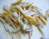 A picture of step 2 of Chinjao Rosu-style Chikuwa and Green Pepper Stir-fry.