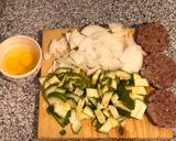 Foto del paso 2 de la receta: Hamburguesa 🍔 casera con revuelto de zapallitos