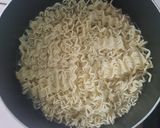 Foto langkah ke 1 dari resep Mie goreng sosis ayam.