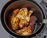 Foto del paso 4 de la receta: Pollo en airfryer con patatas panadera al micro