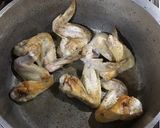 Foto del paso 1 de la receta: Alitas de pollo a la aceituna con guarnición de fideos tallarines