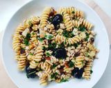 Foto del passaggio 4 della ricetta Speedy pasta con tofu, olive nere e frutta secca