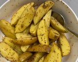 صورة لخطوة 2 من وصفة بطاطا ودجيز منزلي سريع ولذيذ 😋 🥔