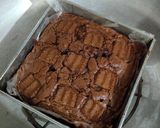 A picture of step 6 of Candi Biscuit Brownie 🤎🤎.