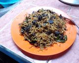 Foto langkah ke 5 dari resep Mie Goreng jamur lombok ijo.