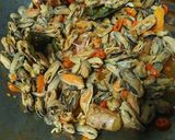 Foto langkah ke 5 dari resep Tumis Kerang Pedas.
