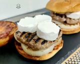 Foto del paso 6 de la receta: Burger de Butifarra de Cebolla Caramelizada con Queso de Cabra Cabra y Mermelada de Pétalos de Rosa