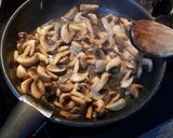 Une image de l'étape 2 de Oeuf cocotte aux champignons.