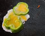 बेल पप्पेर सनी साइड अप(bell pepper sunny side up recipe in Hindi) रेसिपी चरण 3 फोटो