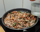 Foto langkah ke 5 dari resep Tongkol Suwir Pedas.