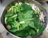 A picture of step 3 of Spinach and Shimeji Mushrooms with Garlic Soy Sauce.