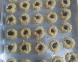 Foto langkah ke 5 dari resep Kue kering Thumbprint.