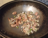 Foto langkah ke 5 dari resep Kwetiau Udang Sosis.
