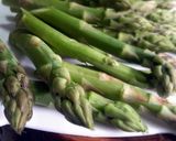 A picture of step 1 of Kanya's Shrimps with Asparagus.