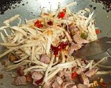 รูปขั้นตอนการทำที่ 4 ของ หน่อไม้ผัดหมู ใส่กะเพรา