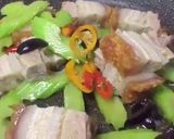 รูปขั้นตอนการทำที่ 2 ของ หมูกรอบ5ห่วง(เซเลอรี่ ชะอม มะกอกดำ พริกแดง พริกเหลือง)