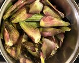 Foto del passaggio 1 della ricetta Crema di carciofi (di recupero) con pane raffermo