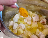 Foto del paso 3 de la receta: Dados de pollo al cava en salsa de cebolla y cúrcuma
