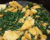 A picture of step 4 of Spinach and potato dry curry.