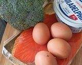 Une image de l'étape 1 de Quiche sans pâte Philadelphia, brocolis et saumon fumé.
