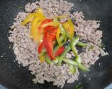 รูปขั้นตอนการทำที่ 2 ของ สปาเก็ตตี้กะเพราหมูสับพริกหวาน
