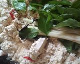 Foto langkah ke 5 dari resep Tumis tahu pepes.