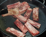 Foto del paso 3 de la receta: Costillas de cerdo ibéricas con arroz
