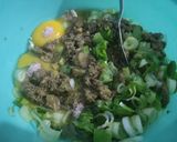Foto langkah ke 3 dari resep Martabak Telur Isi Kare Daging dan Jamur Kancing.