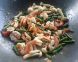 Stir Fried Shrimps with beans and hot basils / Pad Krapao Koong recipe step 5 photo