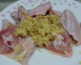 A picture of step 1 of Tomato Chicken / Kuzi Merah.