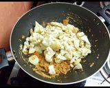 फ्लाॅवर बटाटा भाजी (Flower Batata Bhaji Recipe In Marathi) रेसिपी स्टेप 4 फोटो 