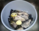 Foto langkah ke 2 dari resep Pepes Ikan Mas Isi Daun Singkong.