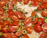 Foto del passaggio 4 della ricetta Pesce persico con pomodorini e olive