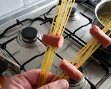 Foto del paso 2 de la receta: Espaguetis con salchichas (Salchigheti) :)