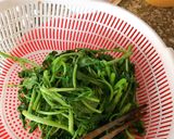 Hình bước làm 1 của món Cải xoong xào tỏi