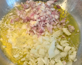 Foto del paso 2 de la receta: Fletán (halibut) con rebozuelos (cantarelas)