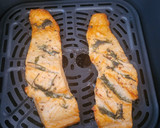 Foto del paso 3 de la receta: Salmón en freidora de aire, con eneldo, limón y mantequilla