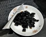 A picture of step 2 of Fresh Milk with Grass Jelly and Brown Sugar Syrup.