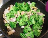 A picture of step 5 of Chinese-style Stir-Fried Squid and Broccoli.