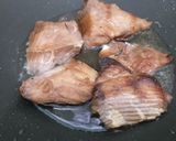 Foto langkah ke 2 dari resep 14. Mangut Iwak Pe (Ikan Pari Asap Santan).