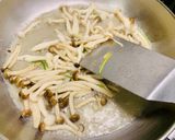 「烹大師香菇風味」水蓮炒菇菇的食譜步驟3照片