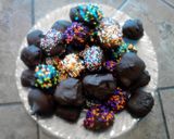 A picture of step 15 of red velvet and chocolate covered fried banana balls.